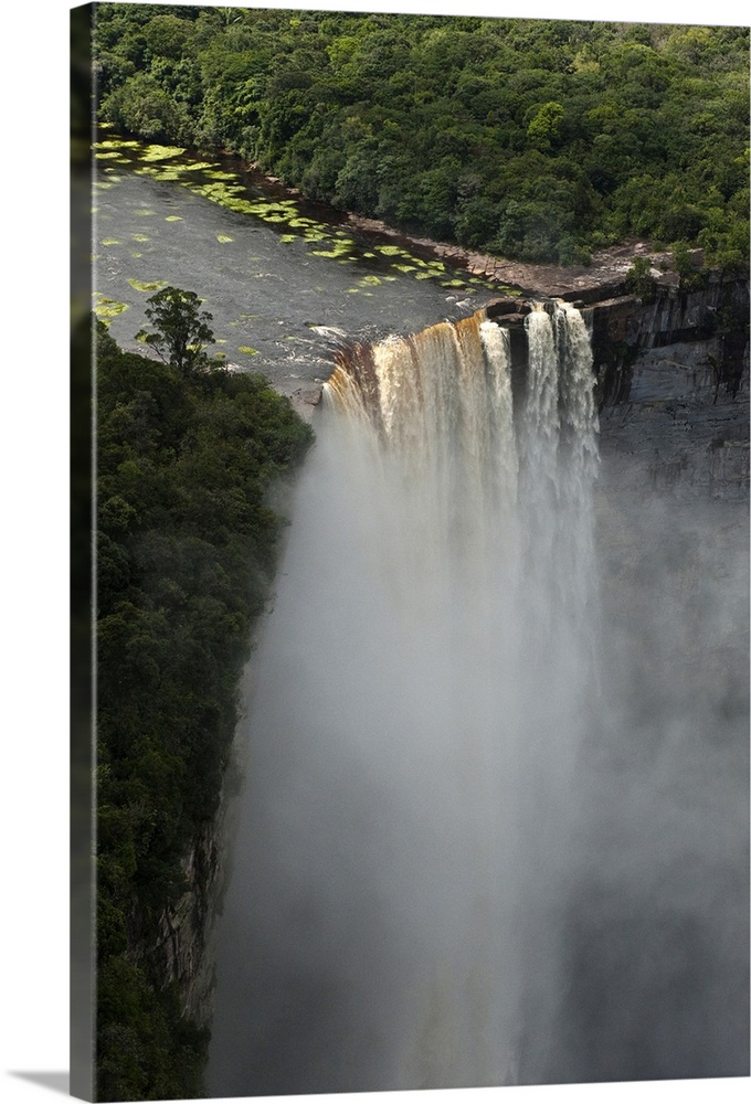 Kaieteur Falls, 226 Meters. Potaro River which runs into the Essequibo River, Kaieteur National Park, Rainforest, Guyana.