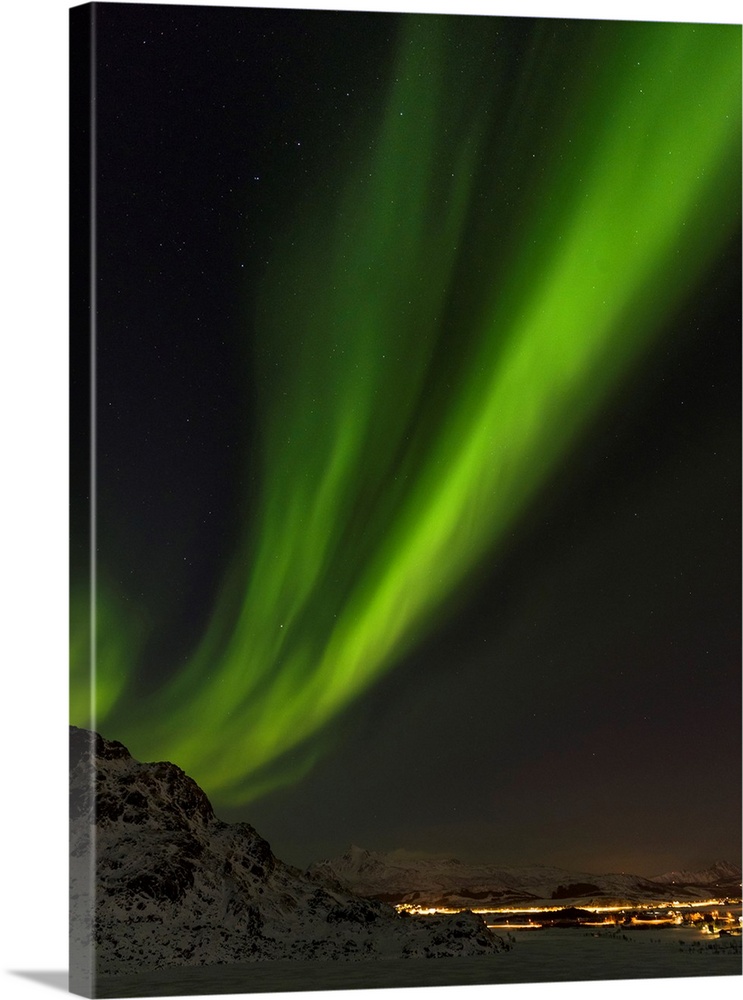 Northern Lights near Leknes, island Vestvagoy. The Lofoten islands in northern Norway during winter. Europe, Scandinavia, ...