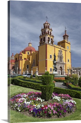 Mexico, Guanajuato. The Basilica of our Lady of Guanajuato is in the background