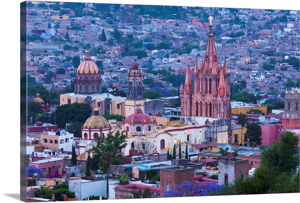 Mexico, San Miguel de Allende. La Parroquia de San Miguel Arcangel Church dominates the city at dusk.