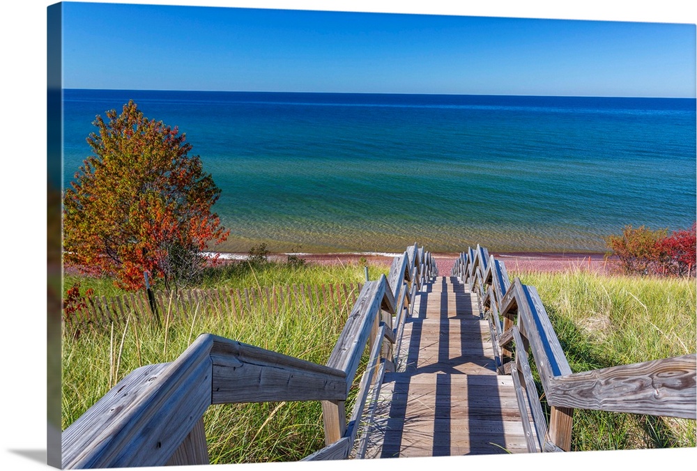 Michigan, Keweenaw Peninsula, Great Sand Bay, trail to beach and Lake Superior