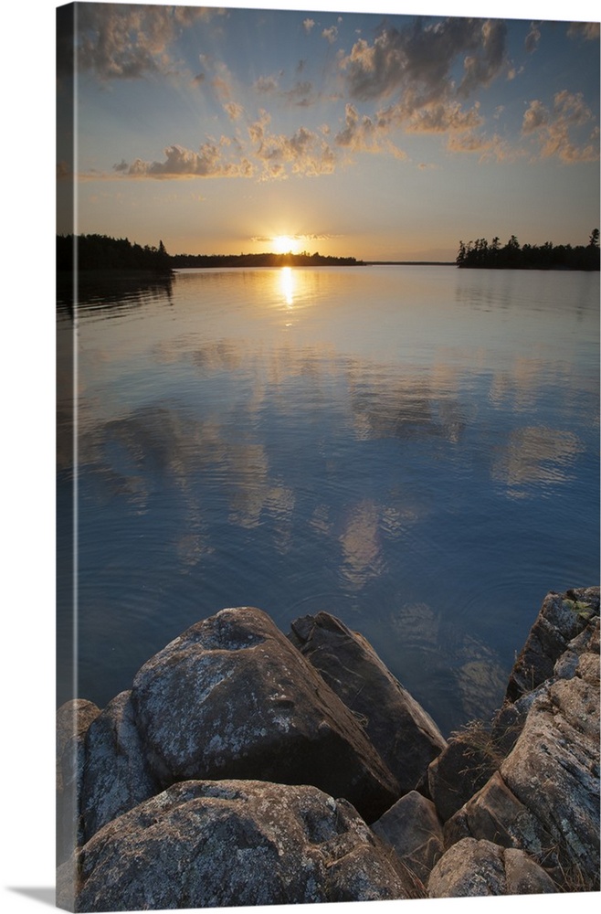 North America, USA, Minnesota, Voyageurs National Park.  Sunset on Kabetogama Lake, Voyageurs National Park, MN