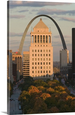 Missouri, St. Louis: Downtown and Gateway Arch at Sunset