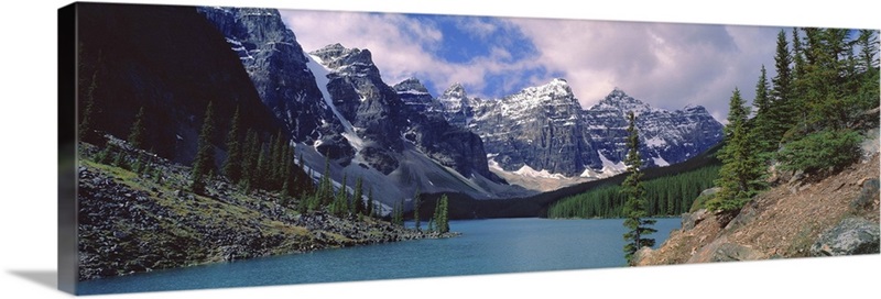 Moraine Lake in the Valley of the Ten Peaks in Banff National Park ...