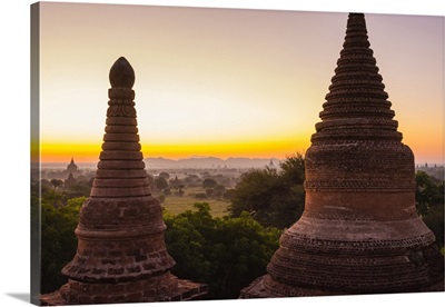 Myanmar, Bagan, Dawn over the plains of Bagan
