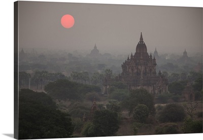 Myanmar, Bagan, Sunrise on Buddhist temples