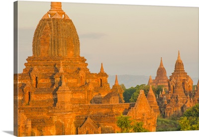 Myanmar, Bagan, Sunrise over the temples of Bagan