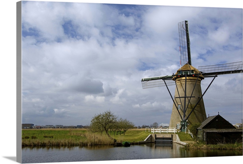 Netherlands (aka Holland), Kinderdijk. 19 historic windmills situated at the convergence of the Noord