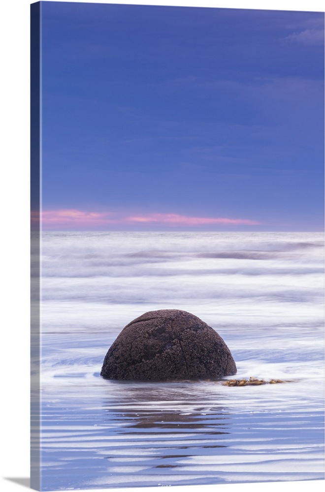 New Zealand, South Island, Otago, Moeraki, Moeraki Boulders also known as Te Kaihinaki, dawn