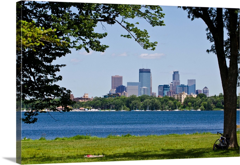 North America, USA, Minnesota, Minneapolis, Skyline over Lake Calhoun