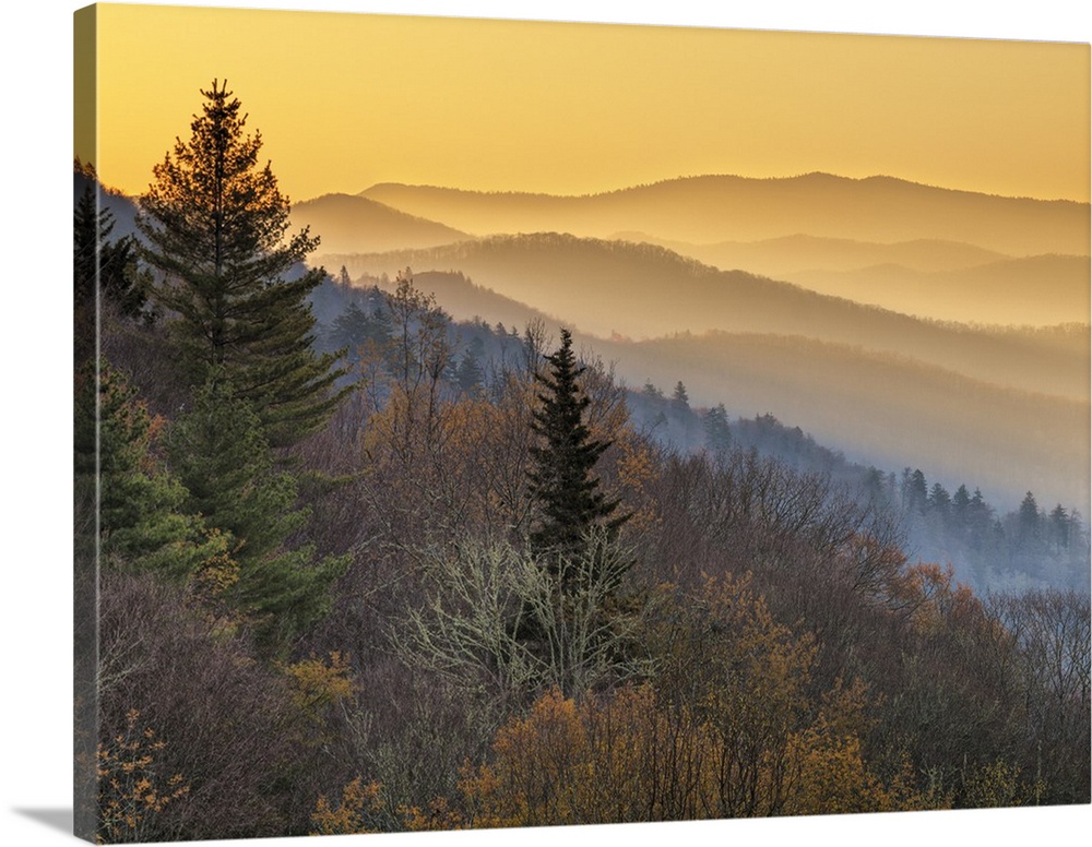 USA, North Carolina, Great Smoky Mountains National Park, Sunrise from the Oconaluftee Valley overlook