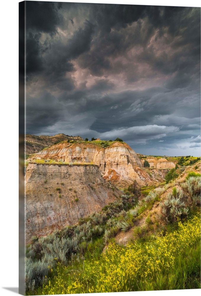 North America, USA, North Dakota, Theodore Roosevelt National Park, Thunderstorm approach on the Dakota praire