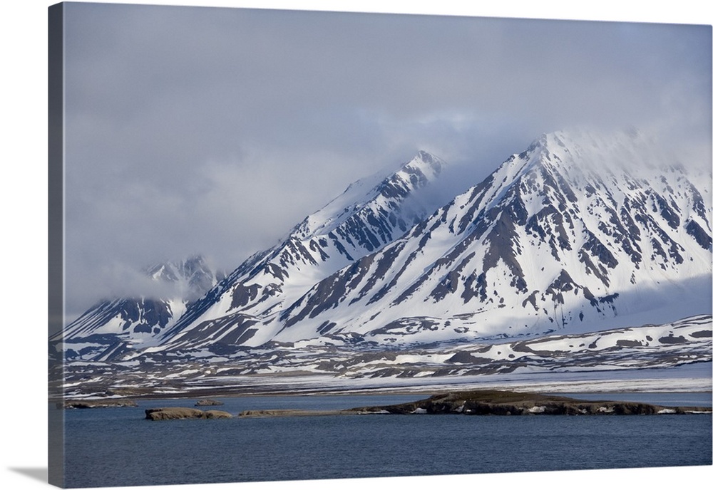 Norway, Arctic Circle, Svalbard Islands, Spitsbergen, Ny Alesund. Kongsfjorden (aka King's Bay). Arctic landscape.