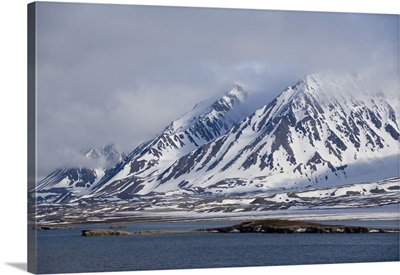 Norway, Arctic Circle, Svalbard Islands, Spitsbergen, Ny Alesund. Kongsfjorden