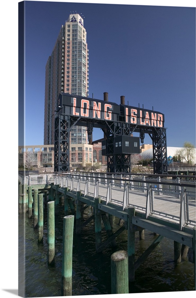 NYC, Queens: Long Island City, Long Island City Ferry Piers Park and Highrises