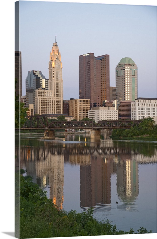 USA, Ohio, Columbus: City skyline and the Scioto River.