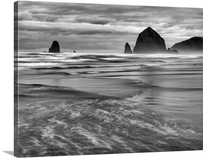 Oregon, Cannon Beach, Haystack Rock and The Needles