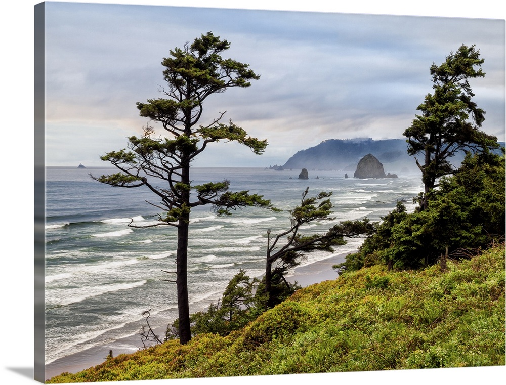 USA, Oregon, Cannon Beach, View of Haystack Rock