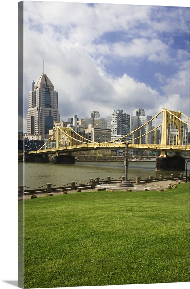 USA, Pennsylvania, Pittsburgh. 6th Street Bridge spans the Allegheny River.