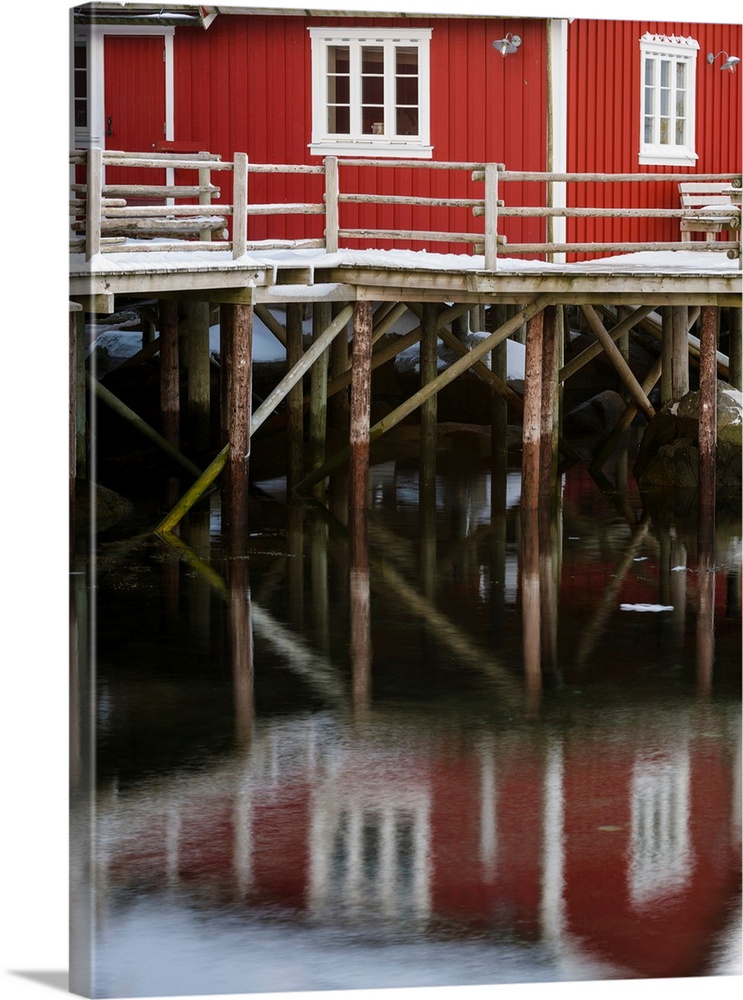 Rorbu, traditial fishing huts, now used as hotel, in the village Reine on the island Moskenesoya. The Lofoten Islands in n...