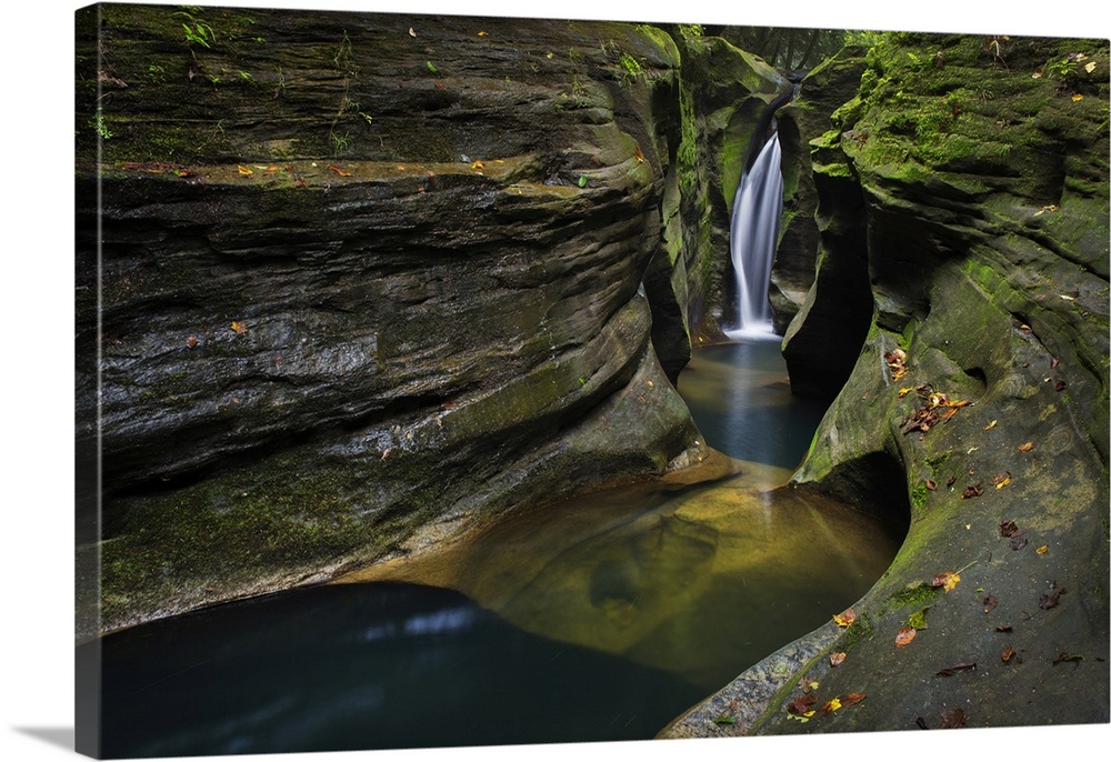 Robinson falls, also known as corkscrew falls, carves through a small gorge of black hand sandstone. Boch hollow state nat...