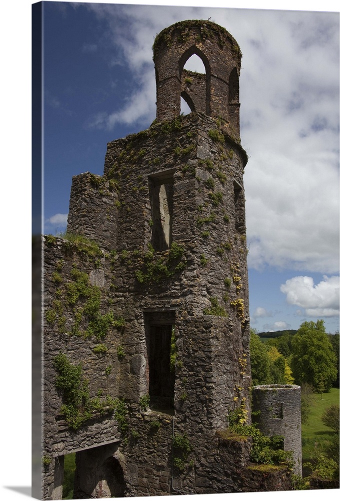 Ruins of the Blarney Castle qith a blue sky and white puffy clouds