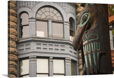 Seattle, Totem pole and Pioneer building at historic Pioneer Square
