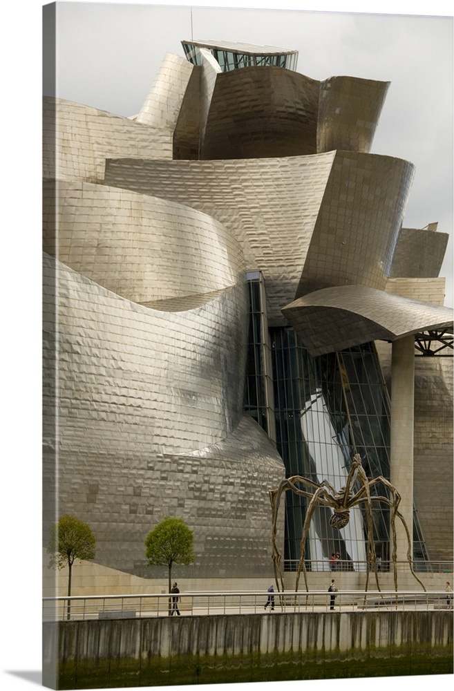 Spain, Bilbao. Guggenheim Museum, giant bronze spider "Maman" by artist Louse Bourgeois.