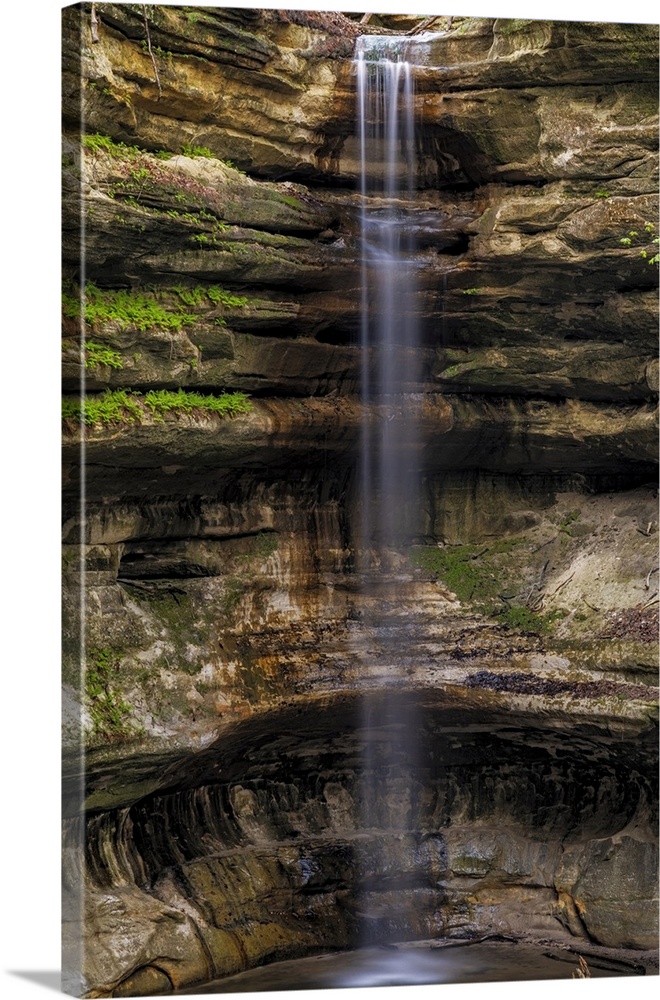 St. Louis Canyon Waterfall In Starved Rock State Park, Illinois, USA.