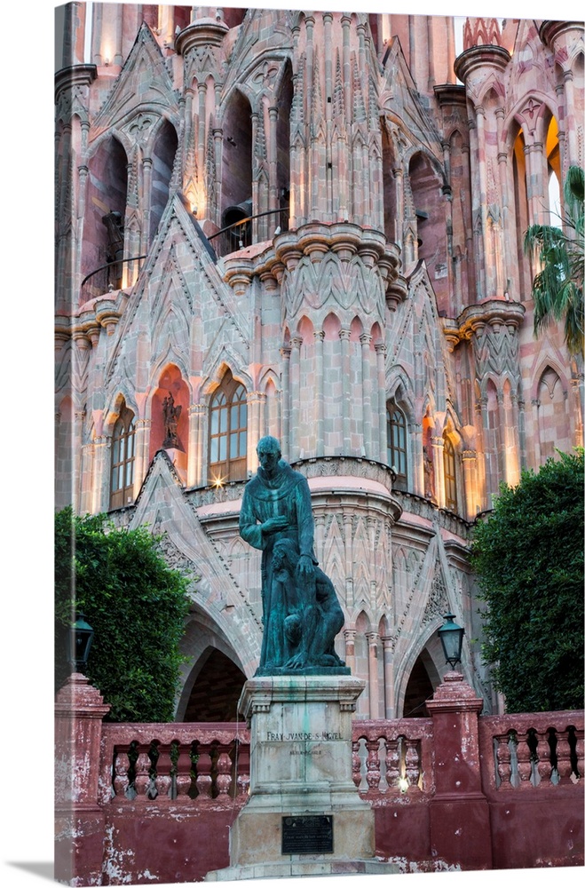 Statue at the Parroquia Archangel Church San Miguel de Allende, Mexico .