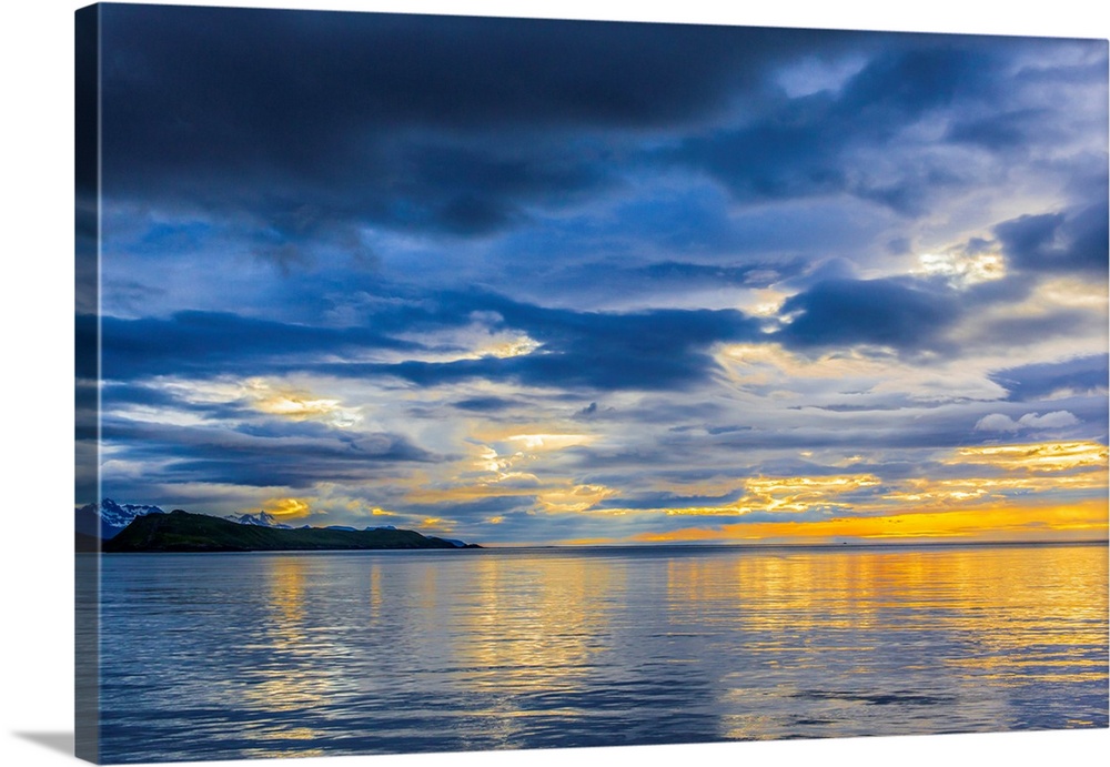 North America, USA, Alaska, Katmai National Park, Hallo Bay. Sunrise over the ocean.