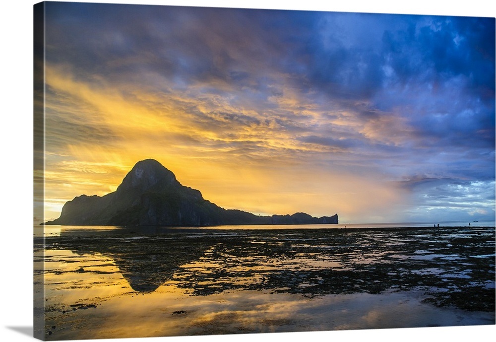 Sunset light over the bay of El Nido, Bacuit Archipelago, Palawan ...