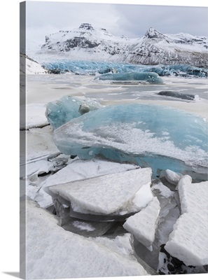 Svinafellsjoekull Glacier in Vatnajokull, Glacier front and the frozen glacial lake