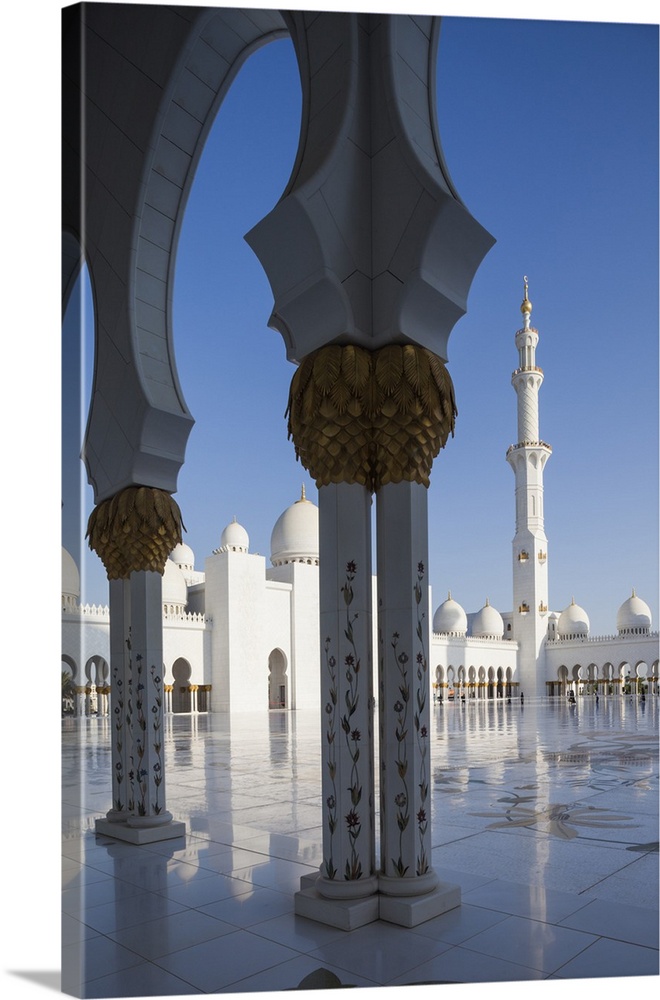 UAE, Abu Dhabi, Sheikh Zayed bin Sultan Mosque, courtyard