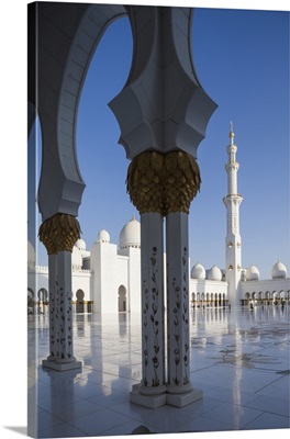 UAE, Abu Dhabi, Sheikh Zayed Bin Sultan Mosque, Courtyard