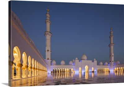 UAE, Abu Dhabi, Sheikh Zayed Bin Sultan Mosque, Courtyard, Dusk