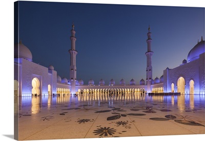 UAE, Abu Dhabi, Sheikh Zayed Bin Sultan Mosque, Courtyard, Dusk