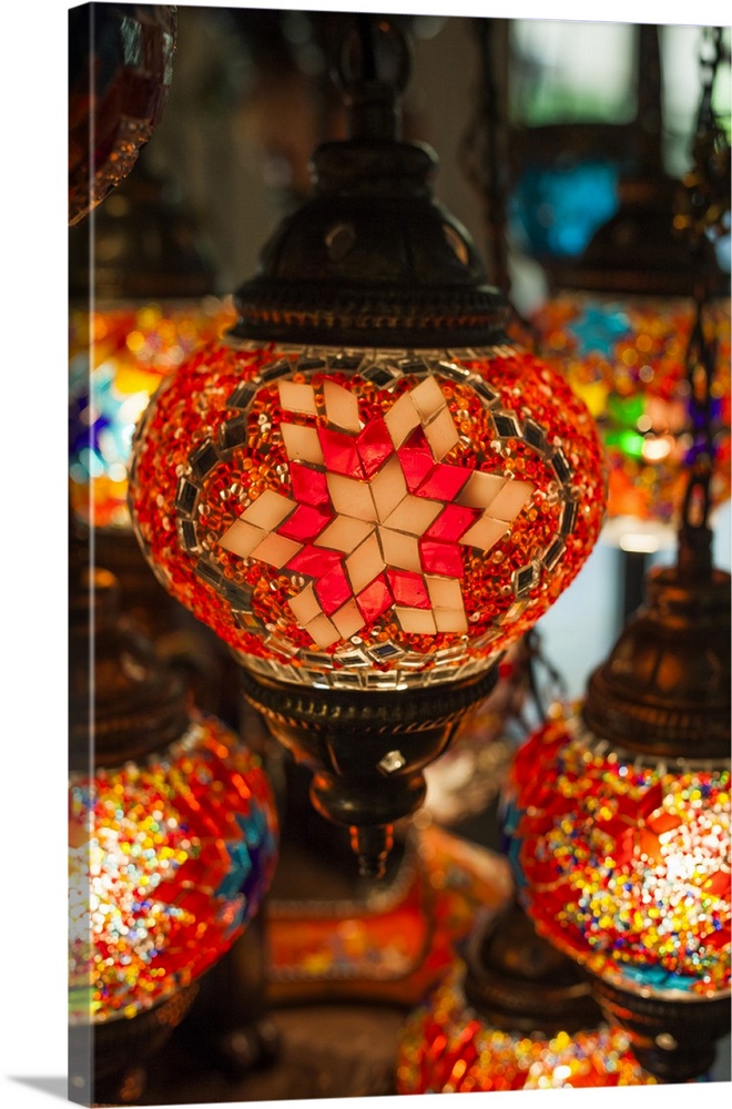 UAE, Dubai, Jumeirah, Madinat Jumeirah, souk shopping area, souvenir lamps