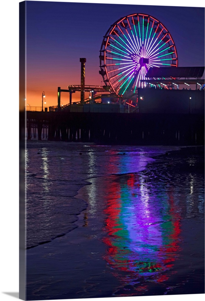USA, California, Santa Monica. Ferris wheel and Santa Monica Pier at sunset.