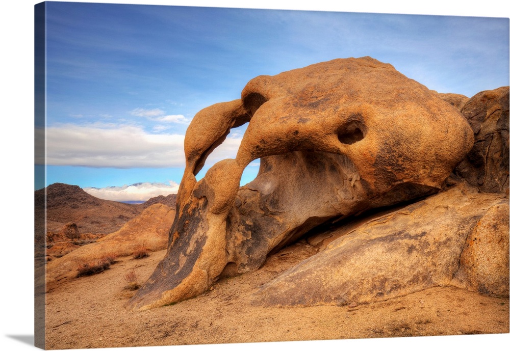 USA, California, Sierra Nevada Range. Cyclops Arch in Alabama Hills.