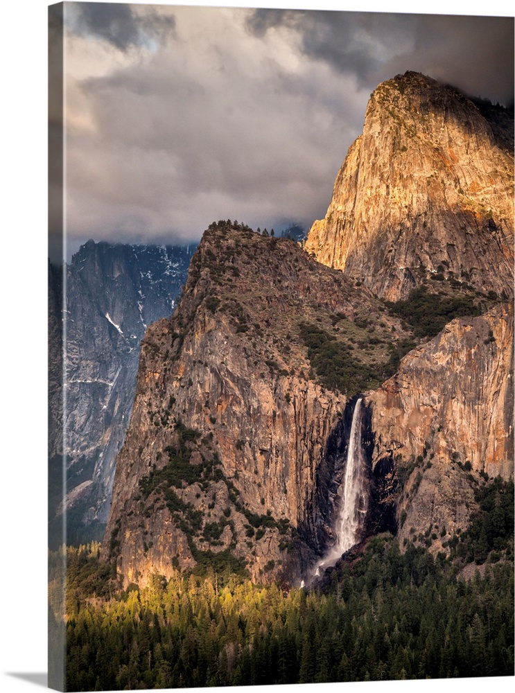 USA, California, Yosemite National Park, The setting sun lights up Bridalveil Fall.