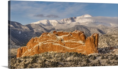 USA, Colorado, Garden Of The Gods, Fresh Snow On Pikes Peak And Sandstone Formation