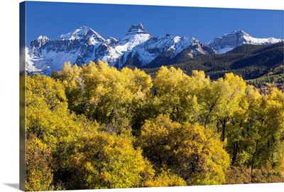 USA, Colorado, San Juan Mountains, Mountains and autumn landscape