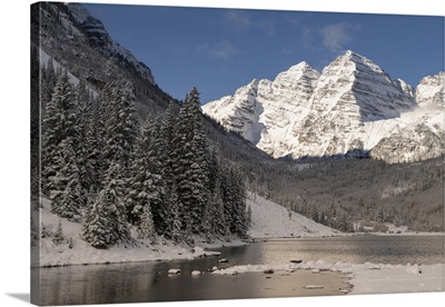 USA, Colorado, White River National Forest, Fresh Snow On Maroon Bells