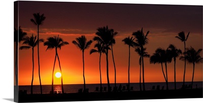 USA, Hawaii, Big Island, Sun setting on Anaehoomalu Bay