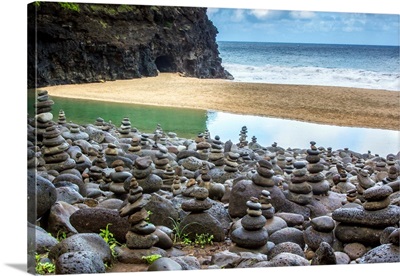 USA, Hawaii, Kauai, Napali Coast State Park, Rock Cairns