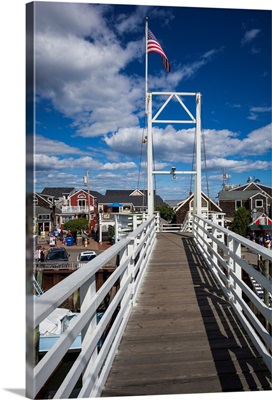 USA, Maine, Ogunquit, Perkins Cove, pedestrian drawbridge