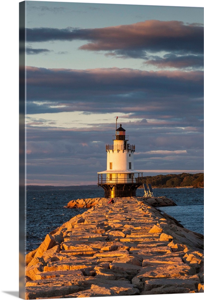 USA, Maine, Portland, Spring Point Ledge Lighthouse, sunset