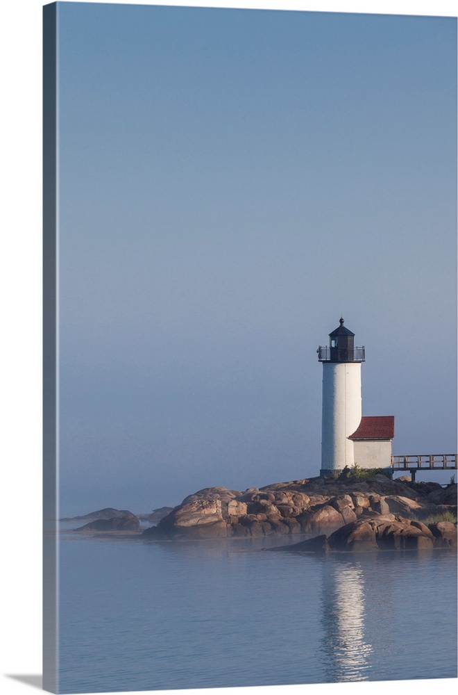 USA, Massachusetts, Cape Ann, Annisquam Lighthouse in fog