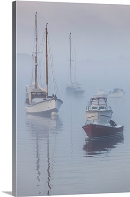 USA, Massachusetts, Cape Ann, boats in Annisquam Harbor in fog